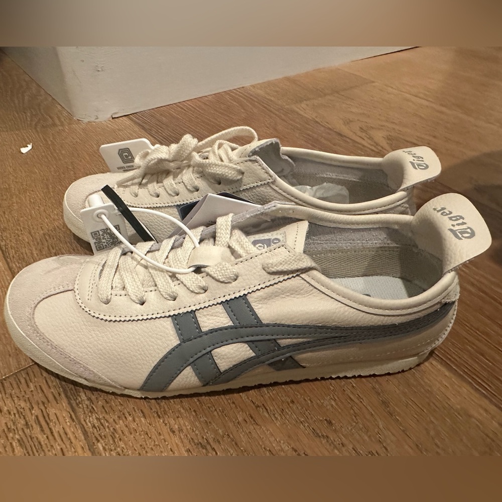 Light gray/white Onitsuka Tiger Shoe
